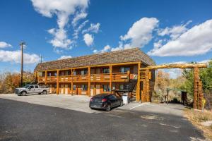 una casa con un coche aparcado delante de ella en Rodeway Inn Pronghorn Lodge, en Lander