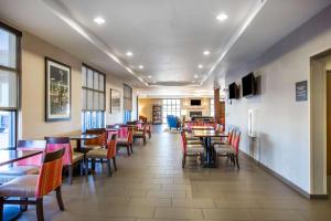 ห้องอาหารหรือที่รับประทานอาหารของ Comfort Inn & Suites
