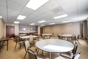 une grande chambre avec des tables et des chaises. dans l'établissement Comfort Inn & Suites, à Cheyenne