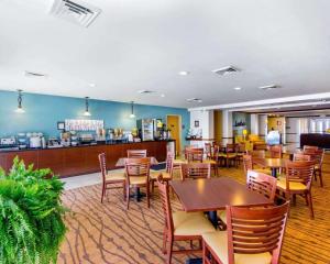 Un restaurante o sitio para comer en Sleep Inn & Suites Evansville