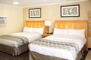 سرير أو أسرّة في غرفة في Mount Royal Inn