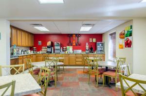 A restaurant or other place to eat at Quality Inn Junction City near Fort Riley