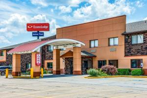 a hotel front of a building with a sign at Econo Lodge Topeka at Wanamaker in Topeka