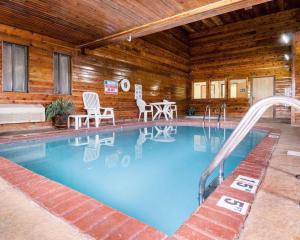 a swimming pool in a log cabin with a slide at Quality Inn I-70 at Wanamaker in Topeka