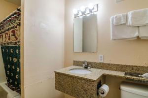 Phòng tắm tại Executive Inn Dodge City, KS