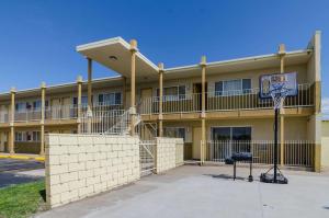 un aro de baloncesto frente a un edificio en Executive Inn Dodge City, KS, en Dodge City