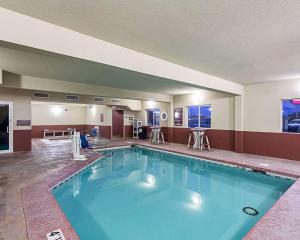 Swimmingpoolen hos eller tæt på Comfort Suites Airport Wichita