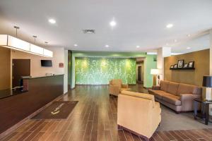 una sala de estar con sofás y una pared verde en Sleep Inn & Suites Haysville, en Haysville