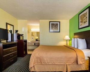 Un pat sau paturi într-o cameră la Quality Inn Liberal