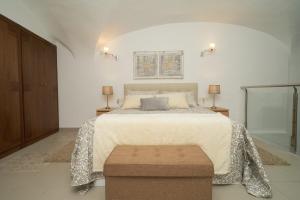 een slaapkamer met een groot bed en 2 lampen bij Apartamento Turístico Centro Monumental -- Caceres in Cáceres