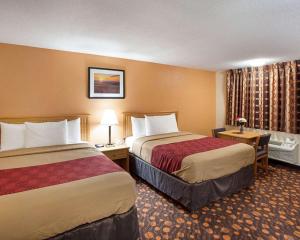 Postel nebo postele na pokoji v ubytování EconoLodge Phillipsburg