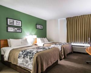 Giường trong phòng chung tại Blankenbaker Inn by IHG