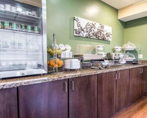 een keuken met houten kasten en een aanrechtblad bij Blankenbaker Inn by IHG in Louisville +19 foto's