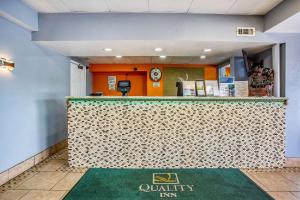 The lobby or reception area at Quality Inn Bowling Green