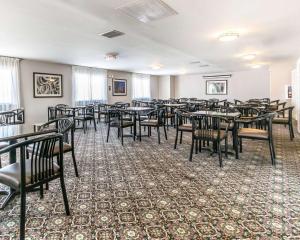 كواليتي إن آند سويتس يونيفرسيتي / إيربورت في لويزفيل: غرفة طعام مع طاولات وكراسي والكثير من الكراسي