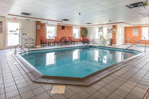 a large swimming pool in a hotel room at Comfort Suites in Richmond