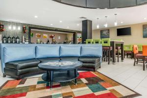 a living room with a couch and a bar at Quality Inn Lexington East-Hamburg Area in Lexington