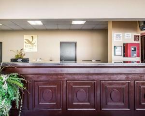 a large wooden bar in a waiting room at Quality Inn & Suites Elizabethtown in Elizabethtown