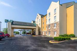 a parking lot in front of a hotel at Comfort Suites in Richmond