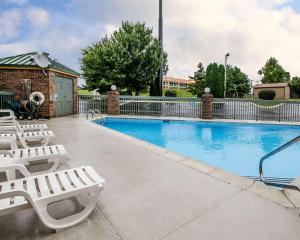 una piscina con tumbonas blancas junto a ella en Quality Inn Franklin, en Franklin