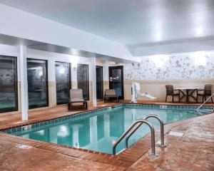 橡樹林的住宿－坎貝爾堡司麗普酒店，一座带椅子和桌子的酒店游泳池