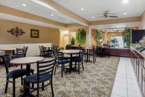 um restaurante com mesas e cadeiras e um bar em Quality Inn & Suites Benton - Draffenville em Draffenville