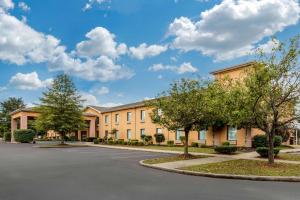 un gran edificio con árboles en un aparcamiento en Quality Inn & Suites Benton - Draffenville, en Draffenville