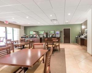 a dining room with tables and chairs in a restaurant at Sleep Inn & Suites Middlesboro in Middlesboro