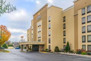 uma representação de um hotel num parque de estacionamento em Comfort Inn & Suites Lexington em Lexington