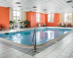 een groot zwembad in een kamer met oranje muren bij Comfort Inn in Winchester