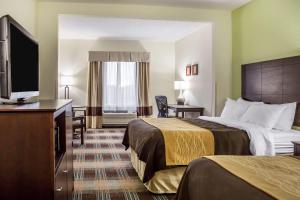 um quarto de hotel com duas camas e uma televisão de ecrã plano em Comfort Inn Lexington South em Nicholasville