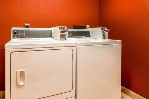 a small refrigerator and a washing machine in a room at Quality Inn Lewisport in Lewisport