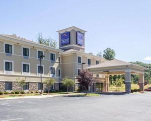 ein Hotel mit einem Schild darüber in der Unterkunft Sleep Inn & Suites Middlesboro in Middlesboro