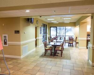 comedor con mesa y algunas sillas en Comfort Suites Port Allen - Baton Rouge, en Port Allen