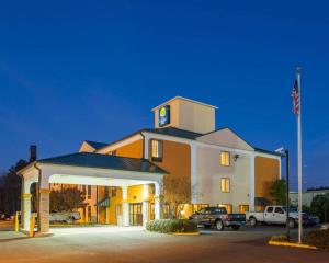 a hotel with a sign on top of a building at Comfort Inn Hammond in Hammond