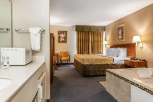 a hotel room with a bed and a bathroom at Quality Inn Lewisport in Lewisport +24 photos
