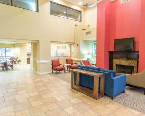 A seating area at Comfort Suites Port Allen - Baton Rouge