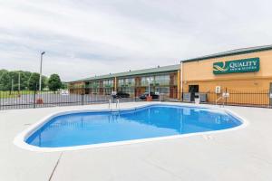 a swimming pool in front of a building at Quality Inn & Suites - Horse Cave in Horse Cave