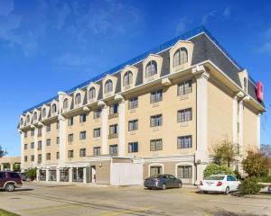 a large building with cars parked in a parking lot at Best Western Kenner in Kenner