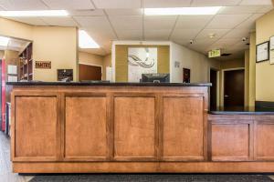 a view of the reception desk of a waiting room at Quality Suites New Iberia in New Iberia