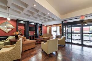 uma sala de estar com sofás e cadeiras em Comfort Suites Sulphur-Lake Charles em Sulphur