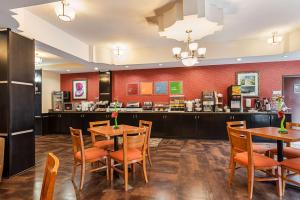 En restaurang eller annat matställe på Comfort Suites Sulphur-Lake Charles