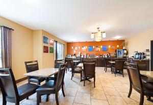 a restaurant with tables and chairs and a cafeteria at Quality Inn Opelousas in Opelousas