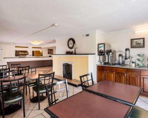 Restaurace v ubytování Sunrise Inn & Suites New Orleans + 16 fotografií