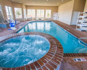 ein großer Pool in einem Hotelzimmer in der Unterkunft Sleep Inn & Suites I-20 in Shreveport
