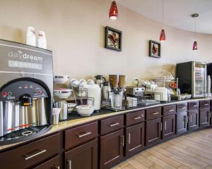una cocina con un mostrador con muchos electrodomésticos en Sleep Inn & Suites I-20, en Shreveport