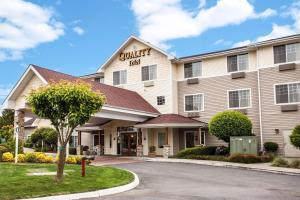 a view of a quality inn at Quality Inn & Suites Federal Way - Seattle in Federal Way