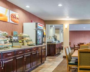 un restaurant de restauration rapide avec un comptoir et une cafétéria dans l'établissement Quality Inn & Suites, à Twin Falls