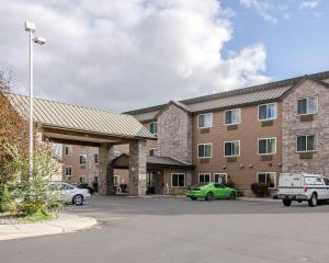 ein großes Gebäude mit Autos auf einem Parkplatz in der Unterkunft Quality Inn & Suites in Twin Falls