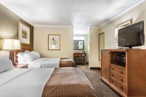 Ein Bett oder Betten in einem Zimmer der Unterkunft Clarion Inn Morgan City